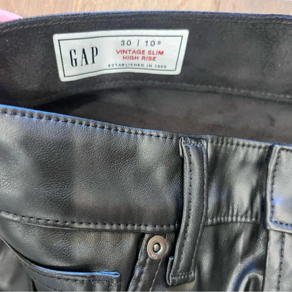 NWT Gap slim high rise 30/10 Short Black Faux Leather Pants $90 - Picture 4 of 8